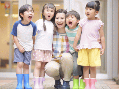 家族と笑顔で過ごす女性